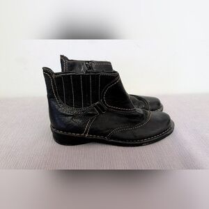 Clarks Black Leather Ankle Boots - Women's Size 6M